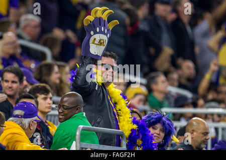Houston, Texas, USA. 29. Dezember 2015. Ein LSU Tigers-Fan im 4. Quartal des Advocare Texas Bowl NCAA Football-Spiel zwischen der LSU Tigers und die Texas Tech Red Raiders NRG-Stadion in Houston, TX am 29. Dezember 2015. Bildnachweis: Trask Smith/ZUMA Draht/Alamy Live-Nachrichten Stockfoto