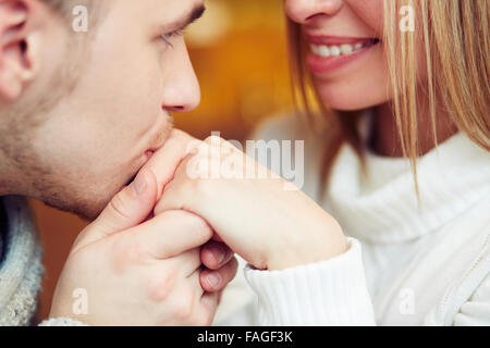 Guy, die Hand seiner Freundin küssen Stockfoto