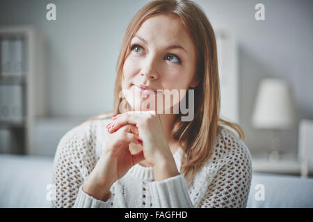 Junge Frau trägt weiße gestrickte pullover Stockfoto