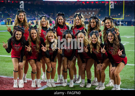 Houston, Texas, USA. 29. Dezember 2015. Texas Tech Red Raiders Cheerleader posieren vor der Advocare Texas Bowl NCAA Football-Spiel zwischen der LSU Tigers und die Texas Tech Red Raiders NRG-Stadion in Houston, TX am 29. Dezember 2015. Bildnachweis: Trask Smith/ZUMA Draht/Alamy Live-Nachrichten Stockfoto