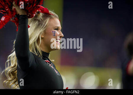 Houston, Texas, USA. 29. Dezember 2015. Texas Tech Red Raiders Cheerleader führen vor der Advocare Texas Bowl NCAA Football-Spiel zwischen der LSU Tigers und die Texas Tech Red Raiders NRG-Stadion in Houston, TX am 29. Dezember 2015. Bildnachweis: Trask Smith/ZUMA Draht/Alamy Live-Nachrichten Stockfoto