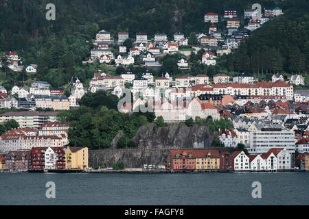 Ansicht von farbigen Holzhäusern auf dem Hintergrund der Berge, Bergen, Norwegen Stockfoto