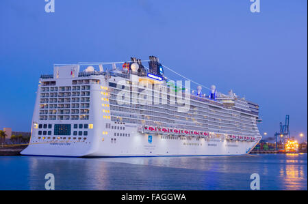 Norwegian Epic-Kreuzfahrtschiff in der Abenddämmerung im Hafen von Las Palmas, Gran Canaria, Kanarische Inseln, Spanien. Stockfoto