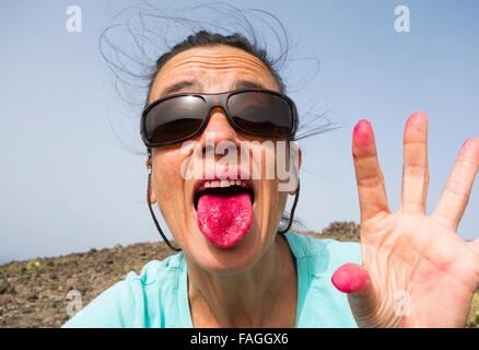 Spanierin, Kommissionierung, schälen und Essen stachelige Birnenfrucht aus Kaktus auf Gran Canaria, Kanarische Inseln, Spanien. Stockfoto