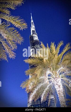 Burj Khalifa,, ist eine gigantische Wolkenkratzer in Dubai, Vereinigte Arabische Emirate es ist das höchste künstliche Gebilde in der Welt, stehend auf 829,8 m
