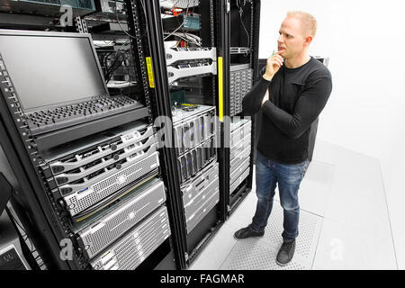 IT-Berater versuchen, Probleme im Rechenzentrum zu lösen Stockfoto