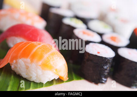 Nahaufnahme der verschiedenen japanischen Sushi. Fotografiert mit einer geringen Schärfentiefe. Stockfoto