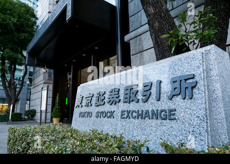 Tokio, Japan. 29. Dezember 2015. Tokyo Stock Exchange-Schild auf dem Display außerhalb seines Gebäudes während der letzten Sitzung des Jahres am 30. Dezember 2015, Tokio, Japan. Der Nikkei Stock Average stieg 51,48 Punkte oder 0,27 Prozent auf 19,033.71, die höchste jährliche Schlussstand seit 19 Jahren auf seiner letzten Handelstag des Jahres 2015. Bildnachweis: Rodrigo Reyes Marin/AFLO/Alamy Live-Nachrichten Stockfoto