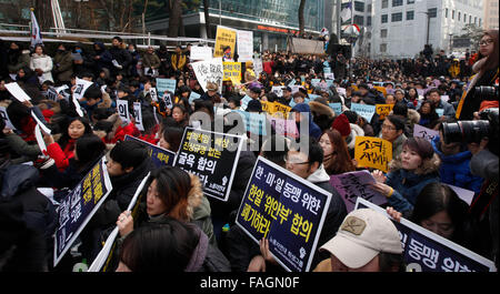 Seoul, Südkorea. 30. Dezember 2015. Menschen halten Plakate bei einem wöchentlichen Anti-Japan-Protest vor der japanischen Botschaft in Seoul, Südkorea, 30. Dezember 2015. Bildnachweis: Yao Qilin/Xinhua/Alamy Live-Nachrichten Stockfoto