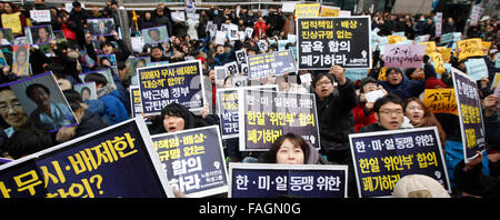 Seoul, Südkorea. 30. Dezember 2015. Menschen halten Plakate bei einem wöchentlichen Anti-Japan-Protest vor der japanischen Botschaft in Seoul, Südkorea, 30. Dezember 2015. Bildnachweis: Yao Qilin/Xinhua/Alamy Live-Nachrichten Stockfoto