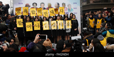 Seoul, Südkorea. 30. Dezember 2015. Menschen halten Plakate bei einem wöchentlichen Anti-Japan-Protest vor der japanischen Botschaft in Seoul, Südkorea, 30. Dezember 2015. Bildnachweis: Yao Qilin/Xinhua/Alamy Live-Nachrichten Stockfoto