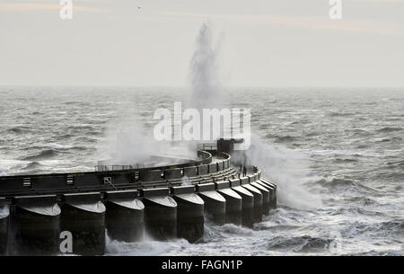 Brighton, Sussex, UK. 30. Dezember 2015. Riesenwellen Absturz über Brighton Marina an der Südküste Vormittag wie Sturm Frank Nordteilen von Großbritannien trifft heute Foto von Simon Dack/Alamy Live News Stockfoto