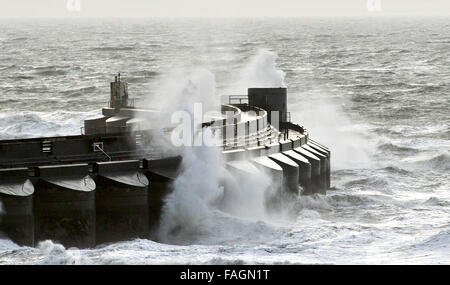 Brighton, Sussex, UK. 30. Dezember 2015. Riesenwellen Absturz über Brighton Marina an der Südküste Vormittag wie Sturm Frank Nordteilen von Großbritannien trifft heute Foto von Simon Dack/Alamy Live News Stockfoto