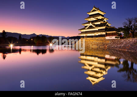 Matsumoto Castle (Matsumoto-Jo, 松本城) in der Stadt von Matsumoto, Japan in der Nacht. Stockfoto