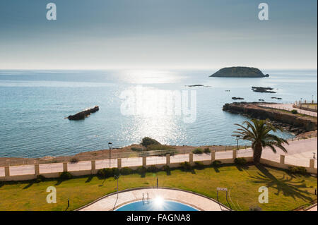 Sonnenaufgang mit Schwimmbad und ruhigem Wasser in Es Canar, Ibiza, Teil der Balearen in Spanien, Europa. Stockfoto