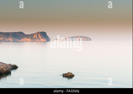 Sonnenaufgang über dem ruhigen schönen Wasser in Es Canar, Ibiza, Teil der Balearen in Spanien, Europa. Stockfoto