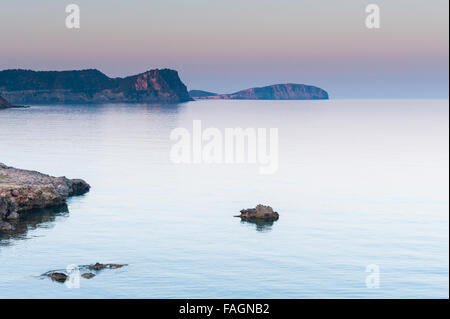 Sonnenaufgang über dem ruhigen schönen Wasser in Es Canar, Ibiza, Teil der Balearen in Spanien, Europa. Stockfoto