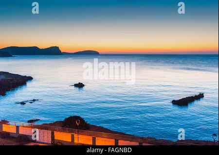 Sonnenaufgang über dem ruhigen schönen Wasser in Es Canar, Ibiza, Teil der Balearen in Spanien, Europa. Stockfoto