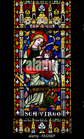 London, England, Vereinigtes Königreich. Allerheiligenkirche, Margaret Street. Glasmalerei: Westfenster (1877 von Alexander Gibbs) Maria und Jesus Stockfoto