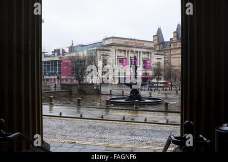 Einen Blick gegenüber der Walker Art Gallery, St Georges Hall im Stadtzentrum von Liverpool an einem regnerischen Tag in Merseyside Stockfoto