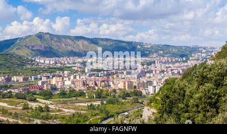 Naples Stadtbild mit Teil der modernen Stadt und Stadion Stadio San Paolo unter bewölktem Himmel Stockfoto