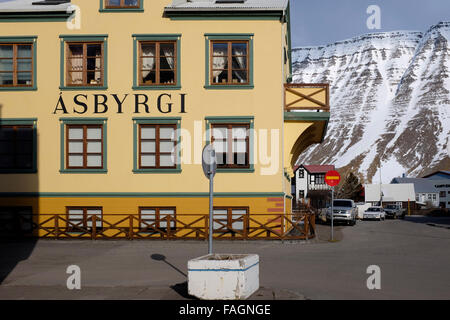 Mietauto vor einem Haus in Isafjördur gegen den dramatischen Hügeln und Bergen hinter in den Westfjorden Nordisland Stockfoto