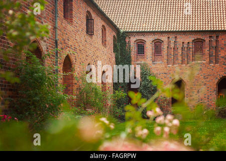 Bild von den Innengarten des alten Carmelite Priory in Helsingør, Dänemark. Stockfoto