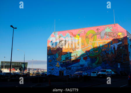 Kunst im öffentlichen Raum der Straße Wandbild gemalt in der Öffentlichkeit in hellem Sonnenlicht von Reykjavík der Hauptstadt von Island, ein Zentrum des Tourismus Stockfoto