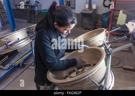 Karosseriebauer Felgen Schleifen. Stockfoto