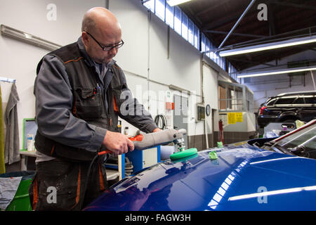 Karosserie poliert den Lack eines Fahrzeugs. Stockfoto
