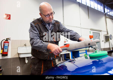 Karosserie poliert den Lack eines Fahrzeugs. Stockfoto