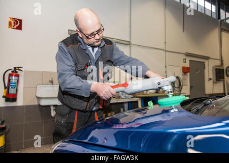 Karosserie poliert den Lack eines Fahrzeugs. Stockfoto
