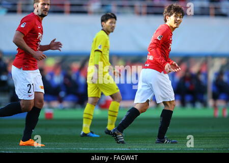 Ajinomoto Stadion, Tokio, Japan. 29. Dezember 2015. Yosuke Kashiwagi (rot), 29. Dezember 2015 - Fußball: Des 95. Kaisers Cup alle Japan Fußball Meisterschaft Halbfinalspiel zwischen Urawa Red Diamonds 1-0 Kashiwa Reysol Ajinomoto Stadion, Tokio, Japan. © AFLO/Alamy Live-Nachrichten Stockfoto