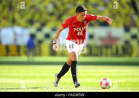 Ajinomoto Stadion, Tokio, Japan. 29. Dezember 2015. Ryota Moriwaki (rot), 29. Dezember 2015 - Fußball: Des 95. Kaisers Cup alle Japan Fußball Meisterschaft Halbfinalspiel zwischen Urawa Red Diamonds 1-0 Kashiwa Reysol Ajinomoto Stadion, Tokio, Japan. © AFLO/Alamy Live-Nachrichten Stockfoto