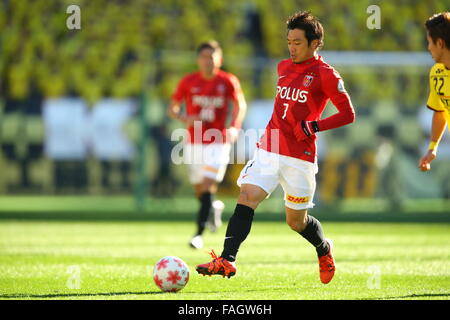 Ajinomoto Stadion, Tokio, Japan. 29. Dezember 2015. Tsukasa Umesaki (rot), 29. Dezember 2015 - Fußball: Des 95. Kaisers Cup alle Japan Fußball Meisterschaft Halbfinalspiel zwischen Urawa Red Diamonds 1-0 Kashiwa Reysol Ajinomoto Stadion, Tokio, Japan. © AFLO/Alamy Live-Nachrichten Stockfoto