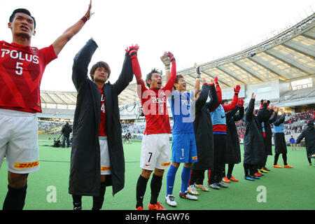 Ajinomoto Stadion, Tokio, Japan. 29. Dezember 2015. Urawa Reds Teamgruppe, 29. Dezember 2015 - Fußball: Spieler der Urawa Reds feiern nach dem Gewinn der 95. Kaiser Cup alle Japan Fußball-Meisterschaft Halbfinale Spiel zwischen Urawa Red Diamonds 1-0 Kashiwa Reysol Ajinomoto Stadion, Tokio, Japan. © AFLO/Alamy Live-Nachrichten Stockfoto