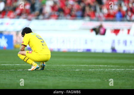 Ajinomoto Stadion, Tokio, Japan. 29. Dezember 2015. Masato Kudo (Reysol), 29. Dezember 2015 - Fußball: Masato Kudo von Reysol sieht niedergeschlagen nach dem Verlust der 95. Kaiser Cup alle Japan Fußball-Meisterschaft Halbfinale Spiel zwischen Urawa Red Diamonds 1-0 Kashiwa Reysol Ajinomoto Stadion, Tokio, Japan. © Kenzaburo Matsuoka/AFLO/Alamy Live-Nachrichten Stockfoto