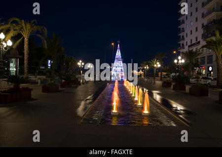 Weihnachtsbaum und bunten Wasserfontänen in der Nacht in Cadiz Spanien Stockfoto