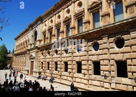 Touristen vor dem Palast Carlos V (Palacio de Carlos V) auf dem Gelände der Palast von Alhambra, Granada, Spanien. Stockfoto