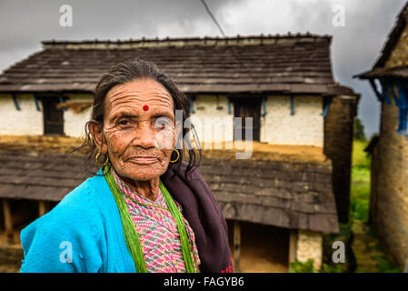 Porträt einer alten Frau vor ihrem Haus in den Himalaya-Bergen Stockfoto