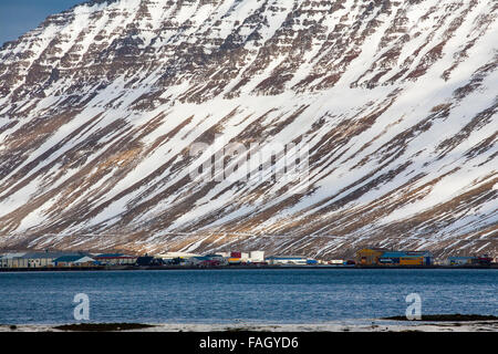 Die Stadt Isafjördur gegen den dramatischen Hügeln und Bergen hinter in die Westfjorde Nordisland Stockfoto