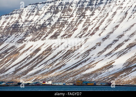 Die Stadt Isafjördur gegen den dramatischen Hügeln und Bergen hinter in die Westfjorde Nordisland Stockfoto