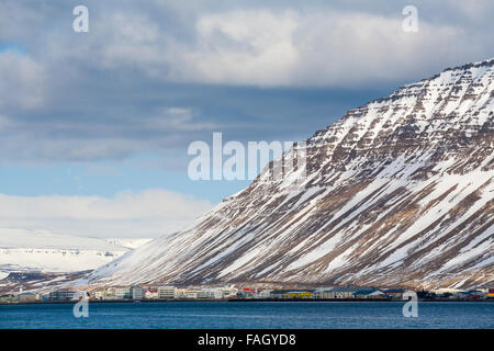 Die Stadt Isafjördur gegen den dramatischen Hügeln und Bergen hinter in den Westfjorden Nordisland Stockfoto