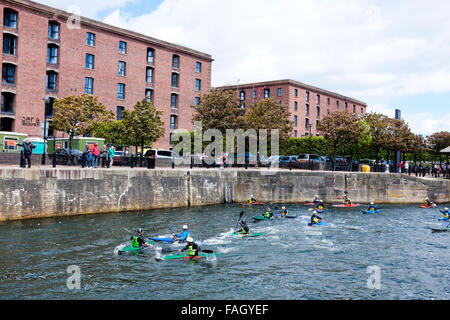 Mannschaften der Kajakfahrer auf ein Kajak Wasserball-Spiel in den Kanälen von Liverpool Albert Dock, an den Ufern des Flusses Mersey Stockfoto