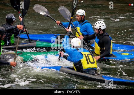 Mannschaften der Kajakfahrer auf ein Kajak Wasserball-Spiel in den Kanälen von Liverpool Albert Dock, an den Ufern des Flusses Mersey Stockfoto