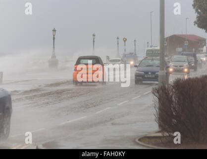 Sandbänke, Poole, Dorset, UK. 30. Dezember 2015. UK-Wetter: Sturm Frank trifft Küste von Dorset und schafft große Wellen auf Sandbänken mit starken Winden von 56 km/h und Flut verursacht Überschwemmungen Credit: Carolyn Jenkins/Alamy Live News Stockfoto