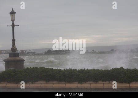 Sandbänke, Poole, Dorset, UK. 30. Dezember 2015. UK-Wetter: Sturm Frank trifft Küste von Dorset und schafft große Wellen auf Sandbänken mit starken Winden von 56 km/h und Flut verursacht Überschwemmungen Credit: Carolyn Jenkins/Alamy Live News Stockfoto