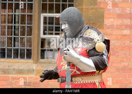 Street-Art Darsteller gekleidet wie ein mittelalterlicher Ritter in Rüstung in der Stadt von Stratford-upon-Avon, Warwickshire, England Stockfoto