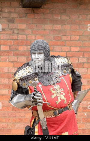 Street-Art Darsteller gekleidet wie ein mittelalterlicher Ritter in Rüstung in der Stadt von Stratford-upon-Avon, Warwickshire, England Stockfoto