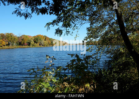 ein Blick über Carnegie See, Princeton an einem schönen Herbstmorgen für knackige. Stockfoto